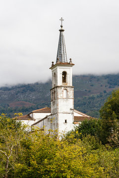Iglesia de Soto de Agues. Ruta del Alba. Parque Natural de Redes, Asturias, Espa&ntilde;a.
