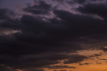 Dettaglio di una grande nuvola che scurisce il cielo al tramonto.