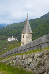 Südtirol- Impressionen, Burgeis im Vinschgau, mit Kapelle San Nicolo, im Hintergrund Abtei Marienberg