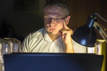 Mann von Überstunden ausgelaugt