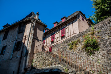 Dans les rues de Conques en Rouergue