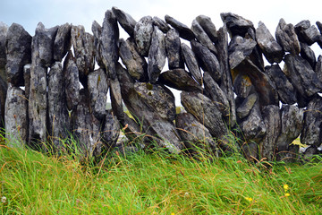 muret en pierres verticales qui clôture les champs en Irlande, Eire, The Burren