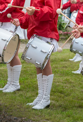 Obraz na płótnie Canvas Mädchen mit Uniformen in rot und weiß, Musikergruppe mit Trommeln 