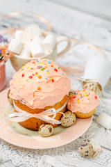 Obraz na płótnie Canvas Traditional Easter cake and cupcakes