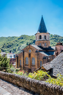 Dans les rues de Conques en Rouergue
