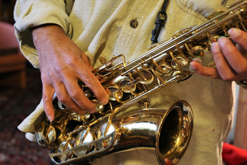 Jazz-Musiker spielt Saxophon