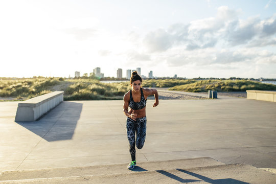 Young woman doing a full intensity sprint