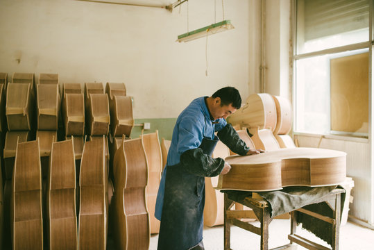 Violoncello maker at work