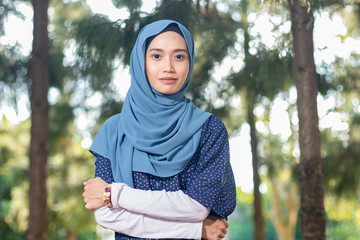 A women wearing blue hijab