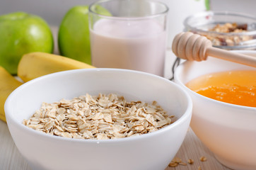 Oatmeal with raisins. Honey, bananas, green apples, nuts