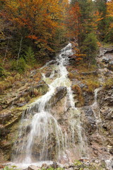 Wasserfall im Herbstwald