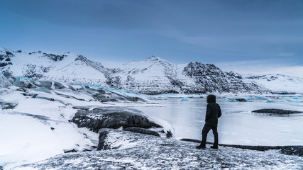 Mann in der Gletscherlagune