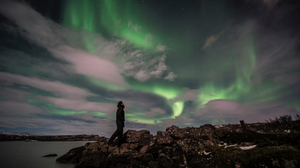 Mann in einer Nordlicht Nacht