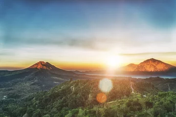 Keuken spatwand met foto Actieve vulkaan Mount Batur bij zonsopgang in Bali, Indonesië. © glass_frog