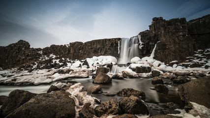 Wasserfall in Island im Winter