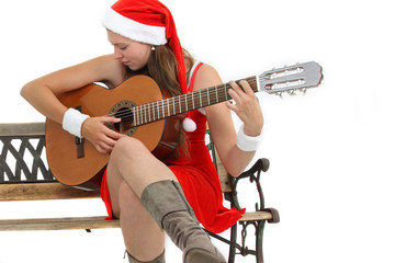 junge Frau im Weihnachtskostüm macht Musik