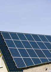Fototapeta premium Solarzellen auf Dach eines Wohnhauses in Berlin