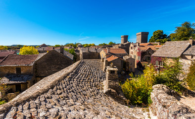 Sur les toits du vieux village médiéval de La Couvertoirade en Aveyron, Occitanie, France