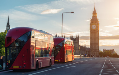 Zwei rote Busse auf der Westminster Brücke mit Big Ben im Hintergrund