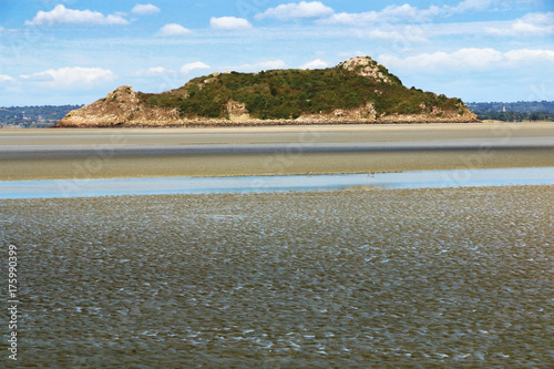 Rocher de Tombelaine dans la baie du Mont-Saint-Michel