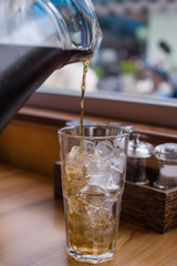  Pour the coke water into the glass