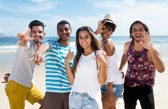Junge Touristen feiern am Strand