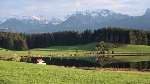 Bergsee mit H&uuml;tte, Alpsee, Allg&auml;u, Natursee, Badesee, Attlesee, Nesselwang,  Alpen, 4K