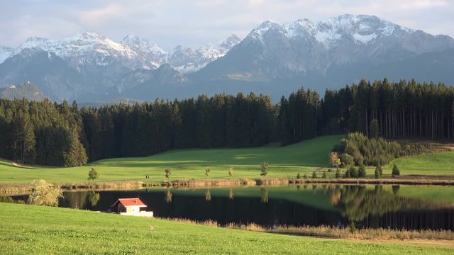 Romantischer Bergsee mit Alpenpanorama, Attlesee, Nesselwang, Allg&auml;u, 4K