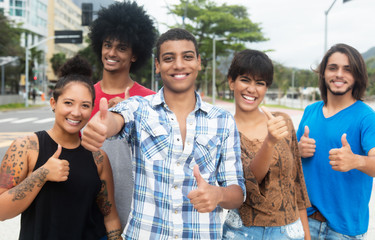 Gut gelaunte Gruppe internationaler Jugendlicher in der Stadt