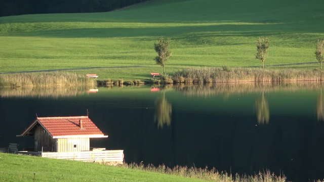 Bergsee mit H&uuml;tte, Alpsee, Allg&auml;u, Natursee, Badesee, Attlesee, Nesselwang,  Alpen, 4K
