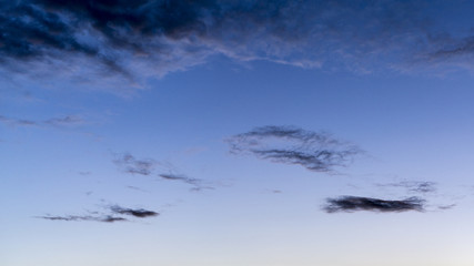 Schleierwolken zur blauen Stunde