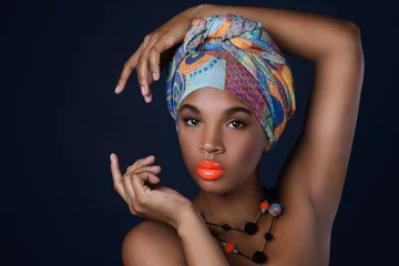 Afrikanische Frau mit einem bunten Schal auf dem Kopf © blackday