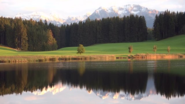 Romantischer Bergsee mit Alpenpanorama, Attlesee, Nesselwang, Allg&auml;u, 4K