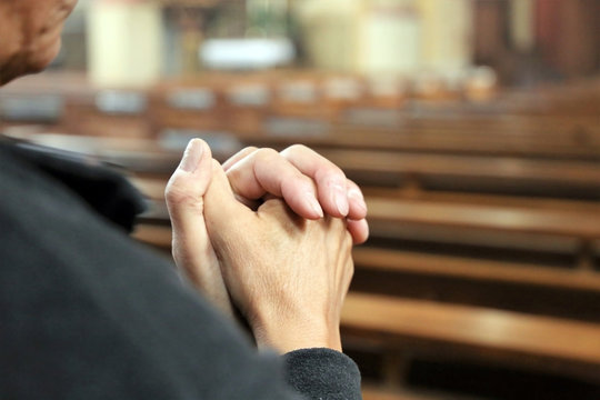 Gl&auml;ubiger Christ betet in einer Kirche