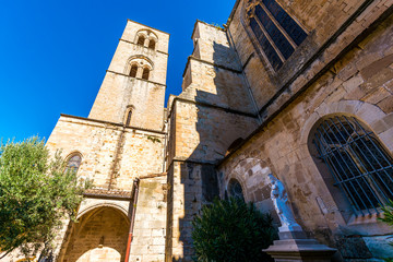 Fototapeta na wymiar La Cathédrale Saint-Fulcran de Lodève dans l'Hérault en Occitanie, France