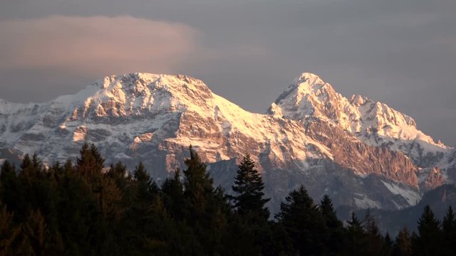 Schneebedeckte Berge im Allg&auml;u bei Sonnenuntergang, Alpengl&uuml;hen, Nesselwang, 4K