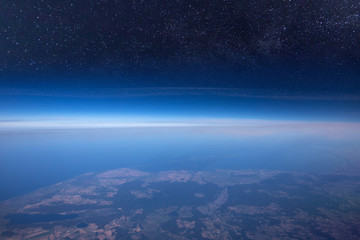 Fototapeta premium Widok z dużej wysokości między niebem a kosmosem, w ciemności