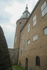 Kalmar Slott innanför murarna med torn och fönster © gorerl