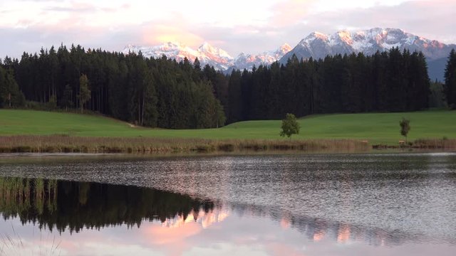 Idyllischer Bergsee mit Alpenpanorama, Attlesee, Nesselwang, Allg&auml;u, 4K