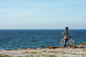 Obraz premium Frau am Strand der Ostsee