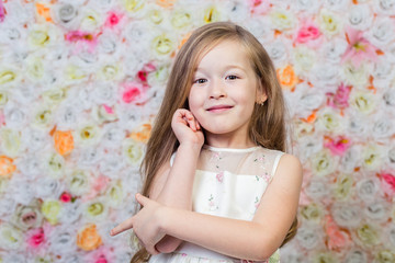 Obraz na płótnie Canvas Portrait of little girl on floral background