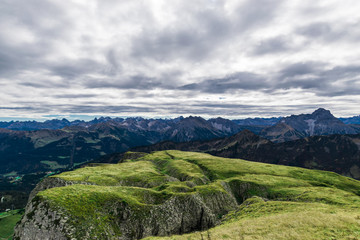 Obraz premium grüne Berglandschaft