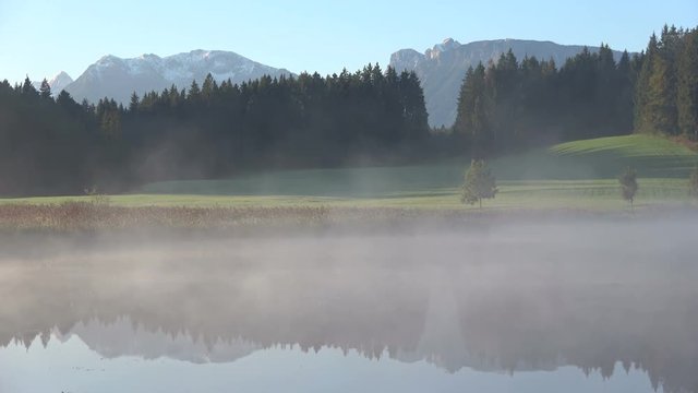 Nebelstimmung am Alpsee, Attlesee, Allg&auml;u, Nesselwang, Herbststimmung in den Alpen, 4K