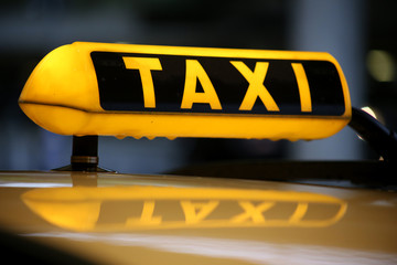 Taxischild mit Spiegel auf Taxidach am Flughafen