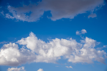 Fototapeta na wymiar cielo azul con nubes