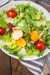 Mixed salad with croutons.