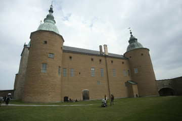 Kalmar slott innanför murarna södersidan © gorerl