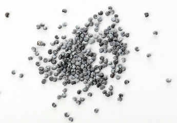 Obraz premium Scattered poppy seeds on white background