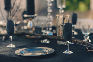 Сервировка стола черной скатертью и черной посудой