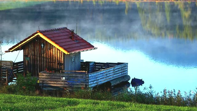 Bergsee mit H&uuml;tte, Alpsee, Allg&auml;u, Natursee, Badesee, Attlesee, Nesselwang,  Alpen, 4K